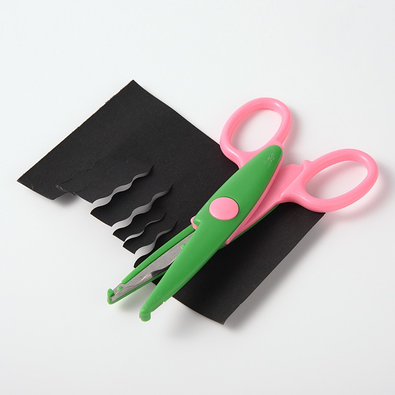 PandaHall Small Iron Craft Lace Scissors, Pinking Shears, with Plastic Handle, Green, 132x60x17mm Plastic Green